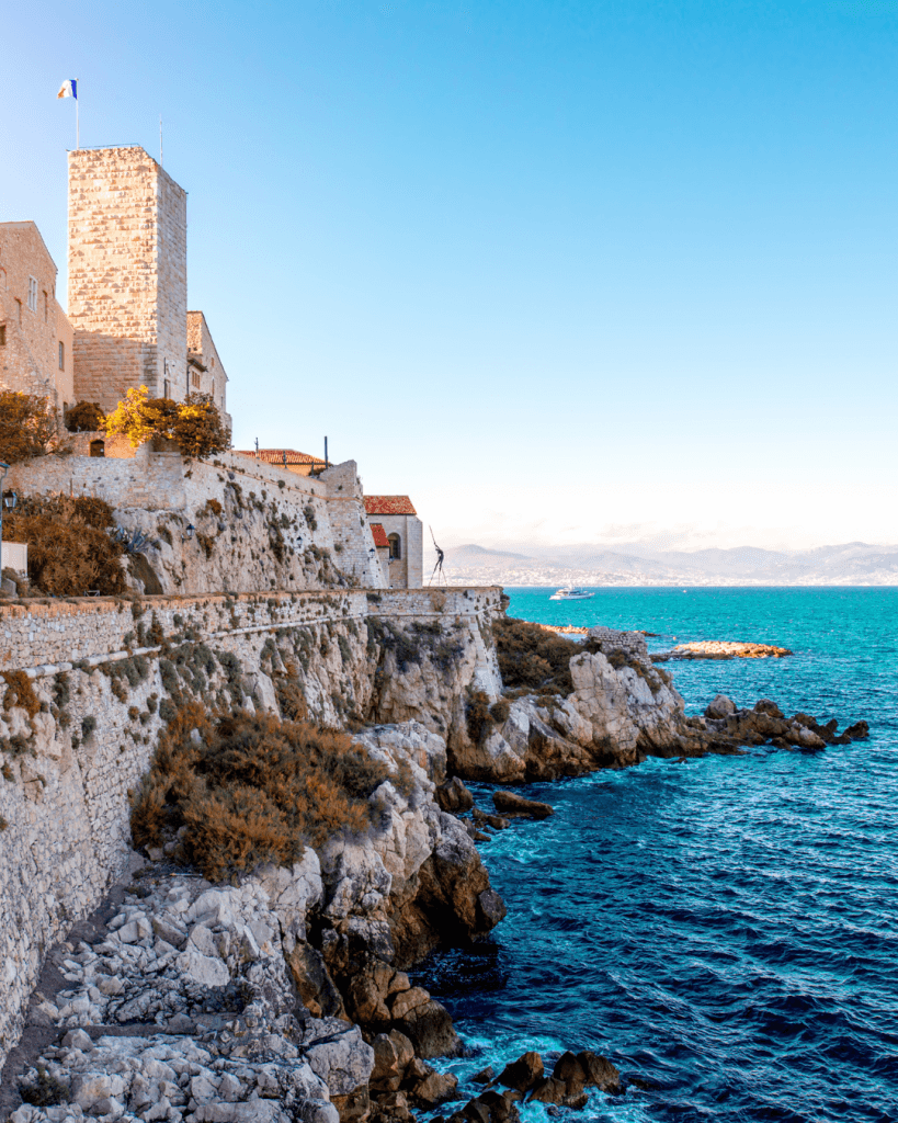 Les remparts d'Antibes au bord de la Méditerranée