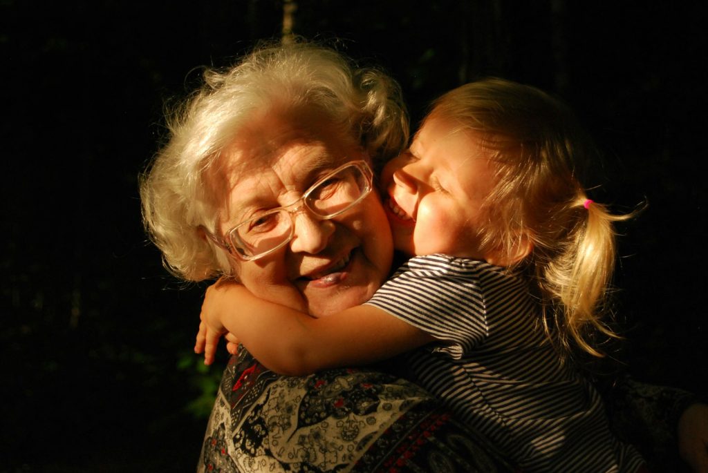 Grand-mère et sa petite-fille, illustration d'une donation et d'une transmission de patrimoine entre générations