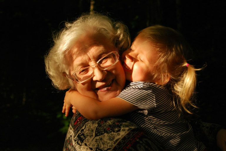 Grand-mère et sa petite-fille, illustration d'une donation et d'une transmission de patrimoine entre générations